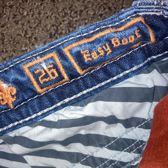 Woman’s rock revivals - Picture 3 of 3